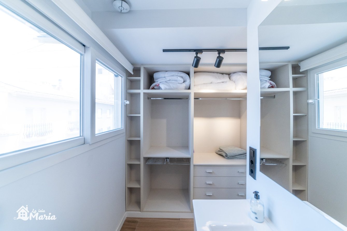 Baño en suite con vestidor