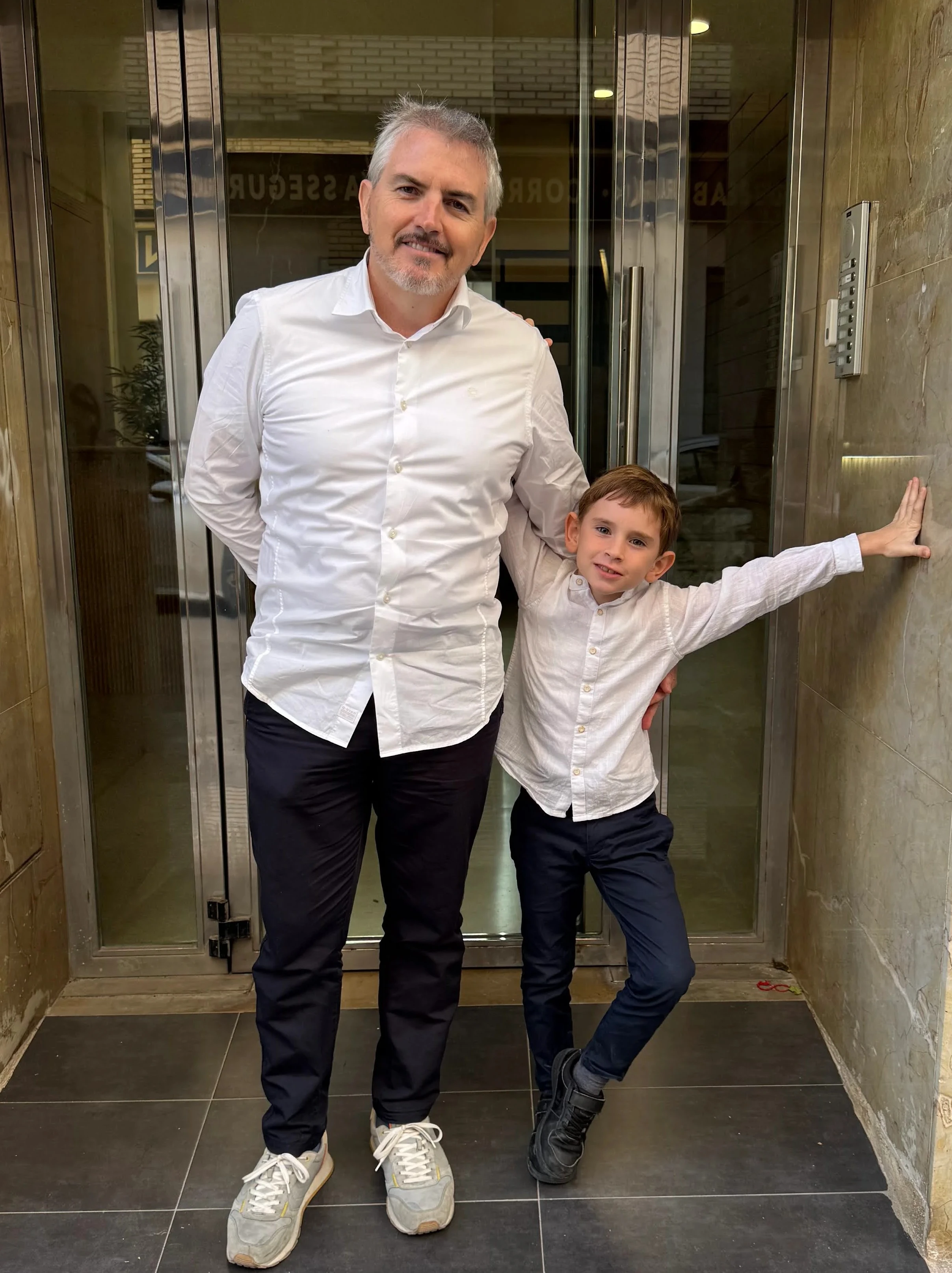 Guillermo y su hijo, propietarios de La iaia Maria, apartamento turístico en el centro histórico de Gandia