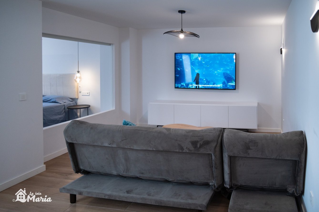 Sofá cama y Smart TV 65"